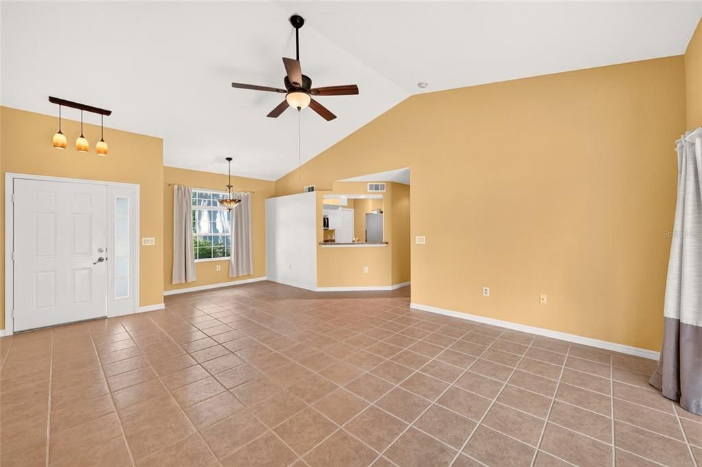 For Sale: $214,900 (2 beds, 2 baths, 1281 Square Feet)