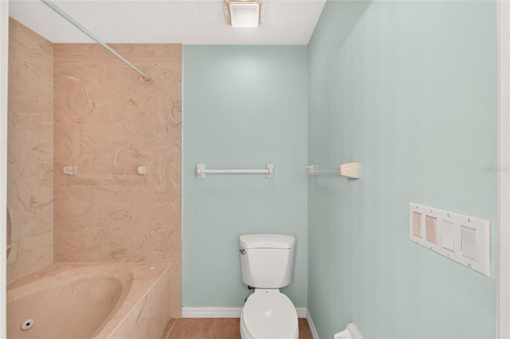 For Sale: $214,900 (2 beds, 2 baths, 1281 Square Feet)