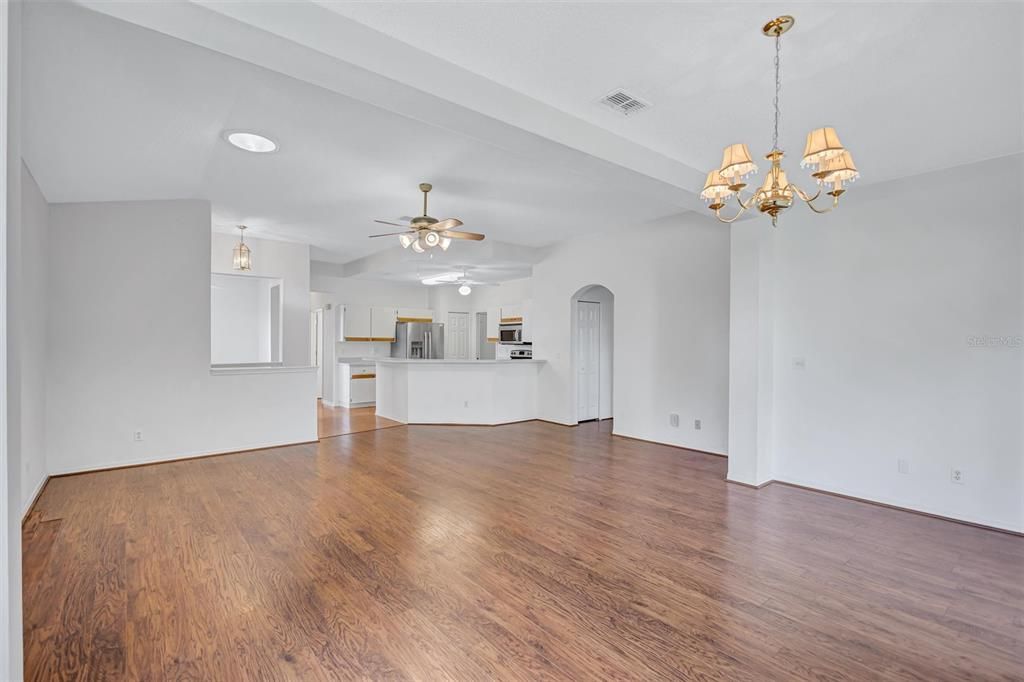 For Sale: $219,900 (2 beds, 2 baths, 1444 Square Feet)