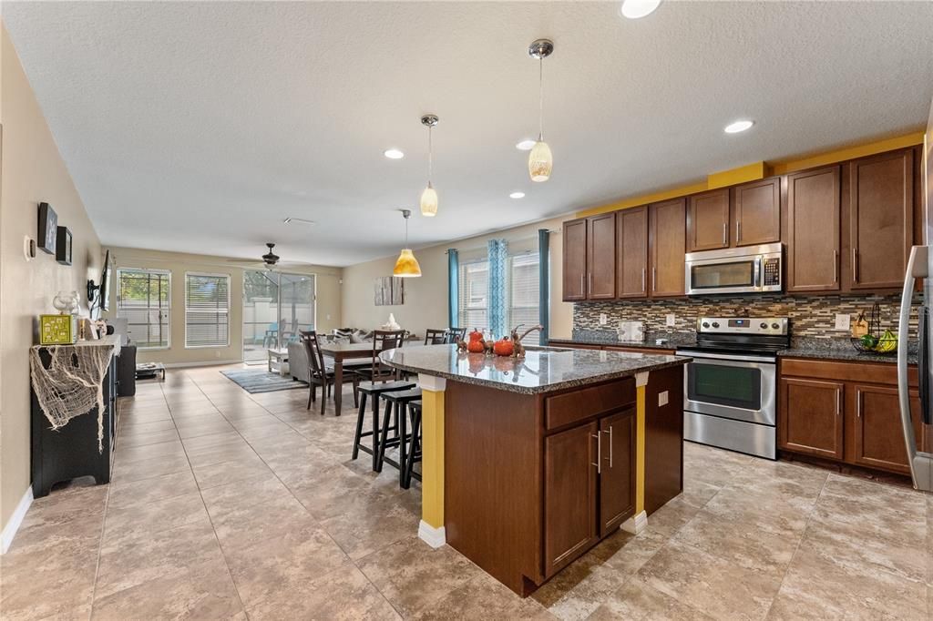 На продажу: $394,999 (4 спален, 2 ванн, 1872 Квадратных фут)