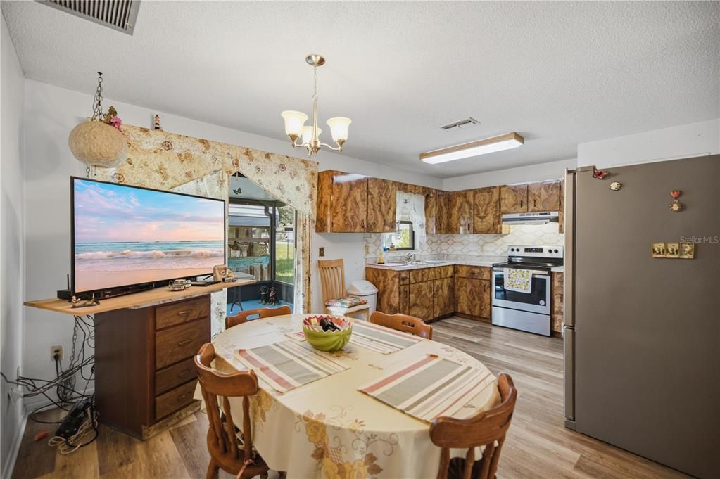 For Sale: $254,900 (3 beds, 2 baths, 1409 Square Feet)
