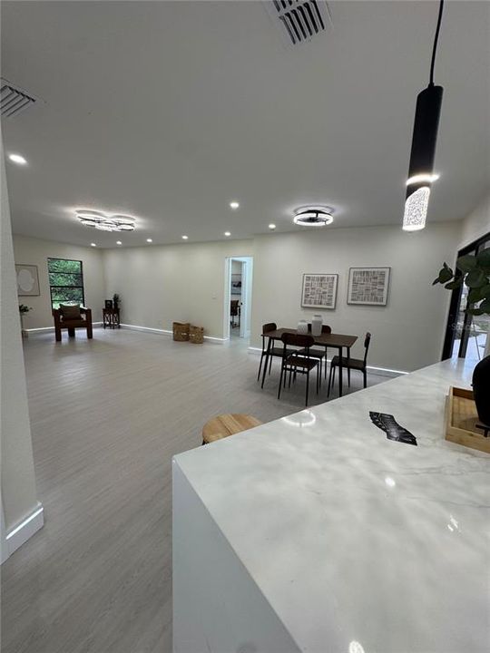 合同活跃: $479,900 (3 贝兹, 2 浴室, 2415 平方英尺)