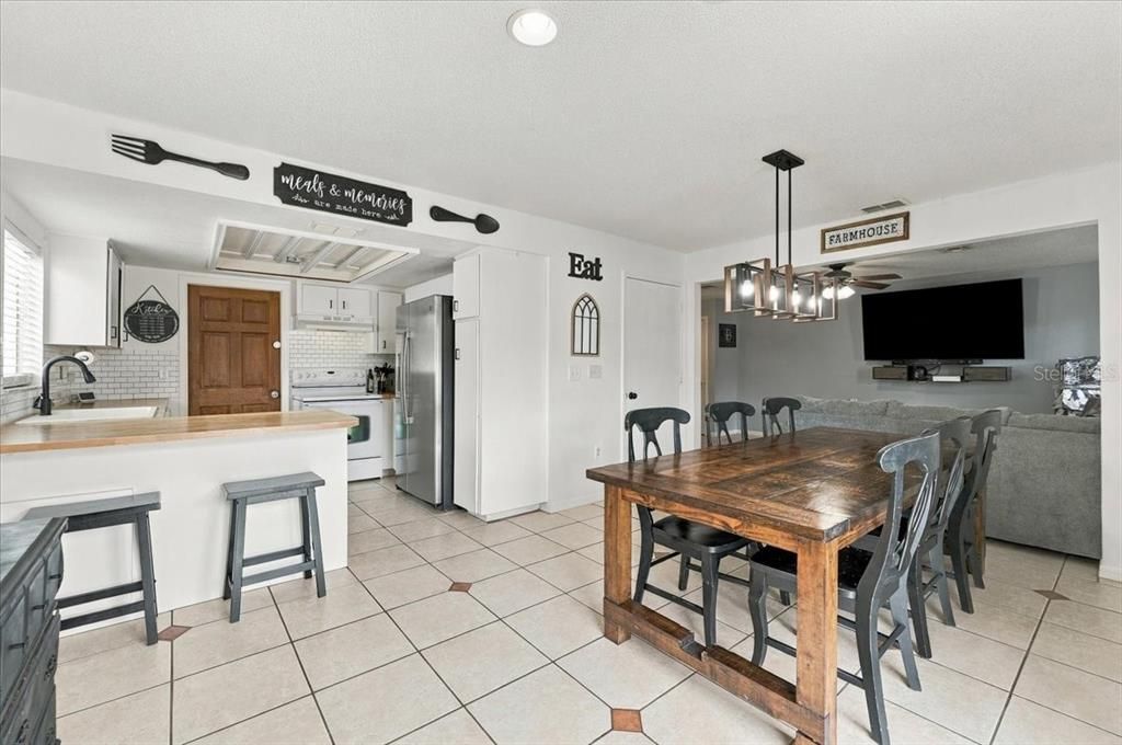 На продажу: $329,000 (3 спален, 2 ванн, 1260 Квадратных фут)