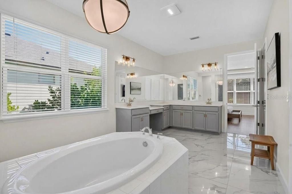 For Sale: $1,149,000 (5 beds, 4 baths, 3519 Square Feet)