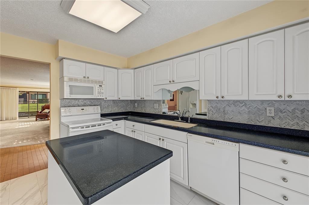 For Sale: $137,400 (2 beds, 2 baths, 1144 Square Feet)