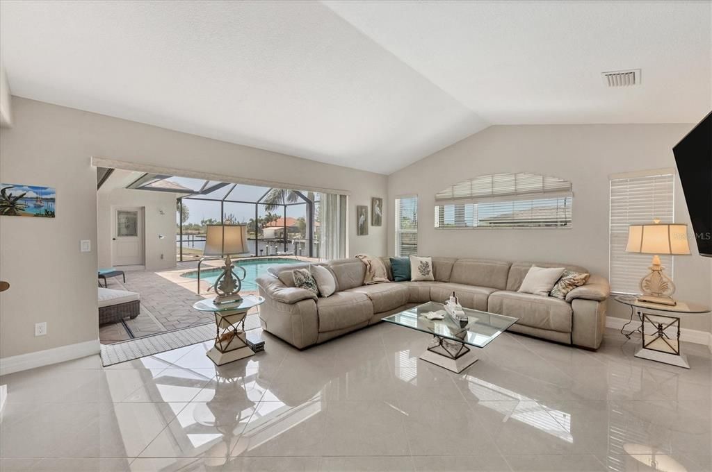 En Venta: $779,900 (3 camas, 2 baños, 2492 Pies cuadrados)