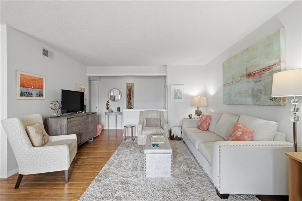 На продажу: $159,900 (1 спален, 1 ванн, 717 Квадратных фут)