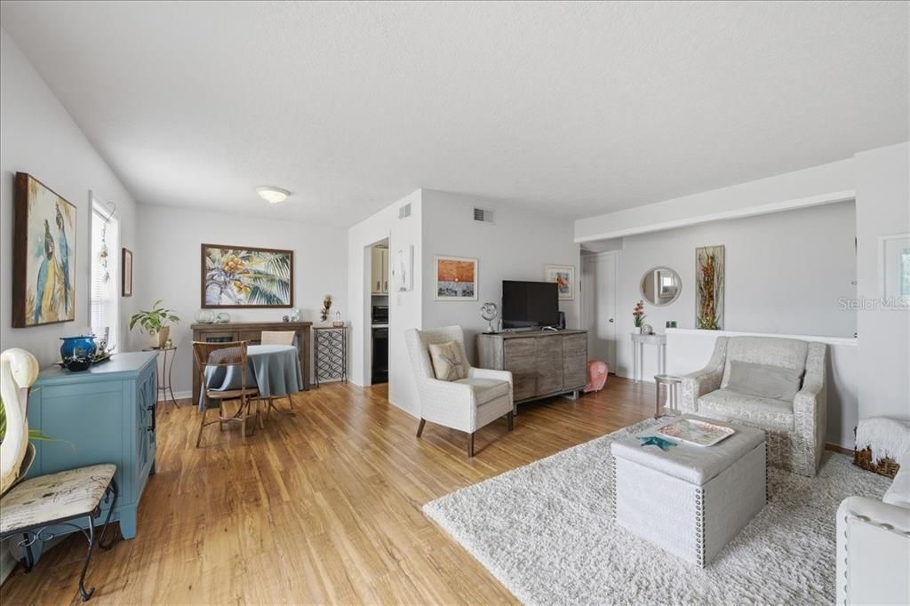 На продажу: $159,900 (1 спален, 1 ванн, 717 Квадратных фут)