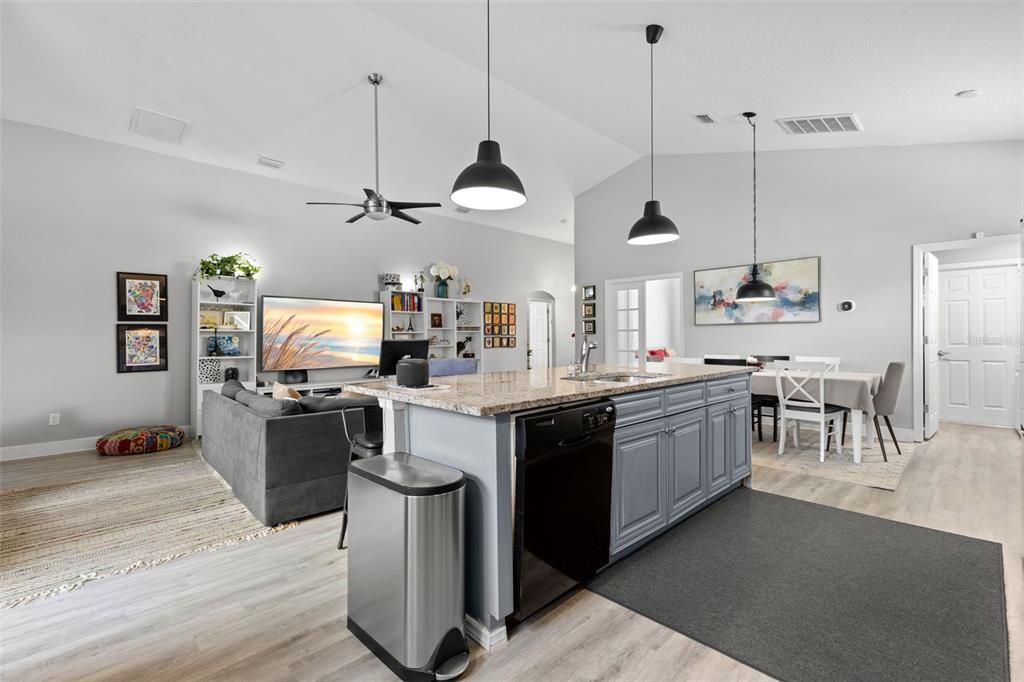 En Venta: $549,000 (4 camas, 2 baños, 1722 Pies cuadrados)