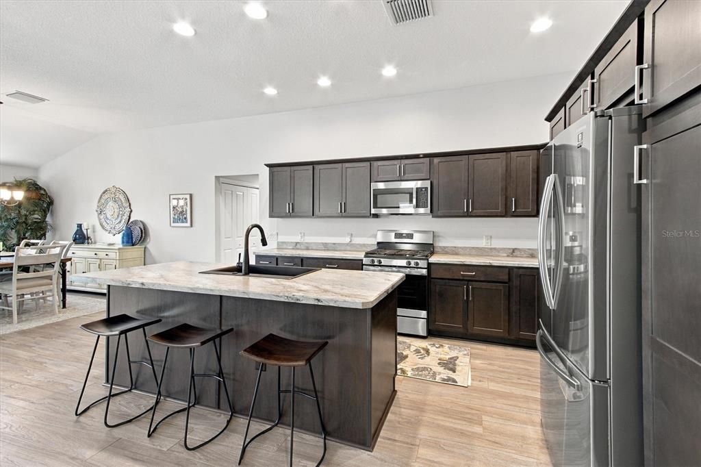Activo con contrato: $449,900 (4 camas, 2 baños, 2014 Pies cuadrados)