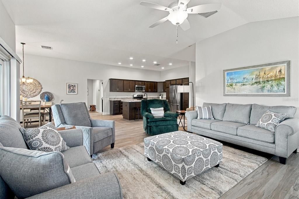 Activo con contrato: $449,900 (4 camas, 2 baños, 2014 Pies cuadrados)