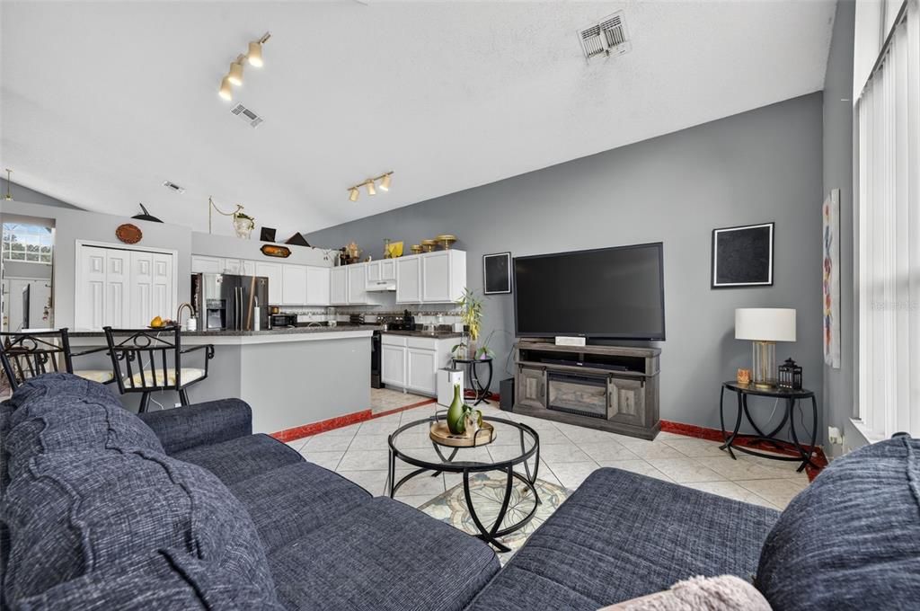 En Venta: $549,900 (5 camas, 2 baños, 2423 Pies cuadrados)