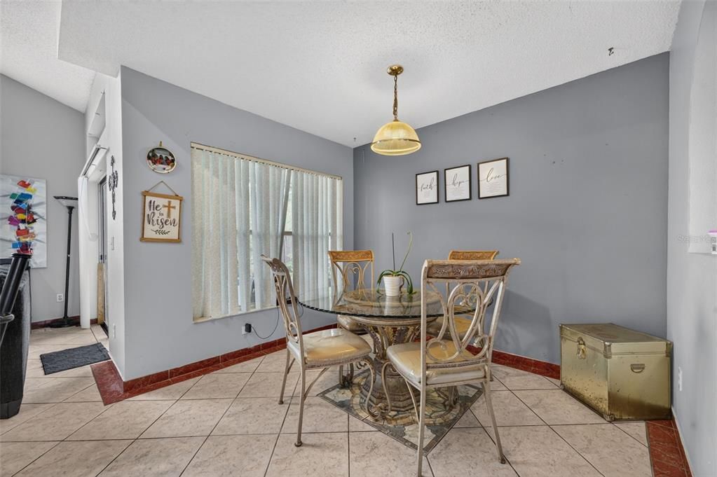 En Venta: $549,900 (5 camas, 2 baños, 2423 Pies cuadrados)