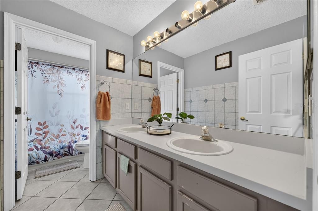 En Venta: $549,900 (5 camas, 2 baños, 2423 Pies cuadrados)