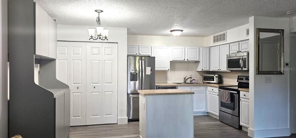 For Rent: $1,500 (2 beds, 1 baths, 867 Square Feet)