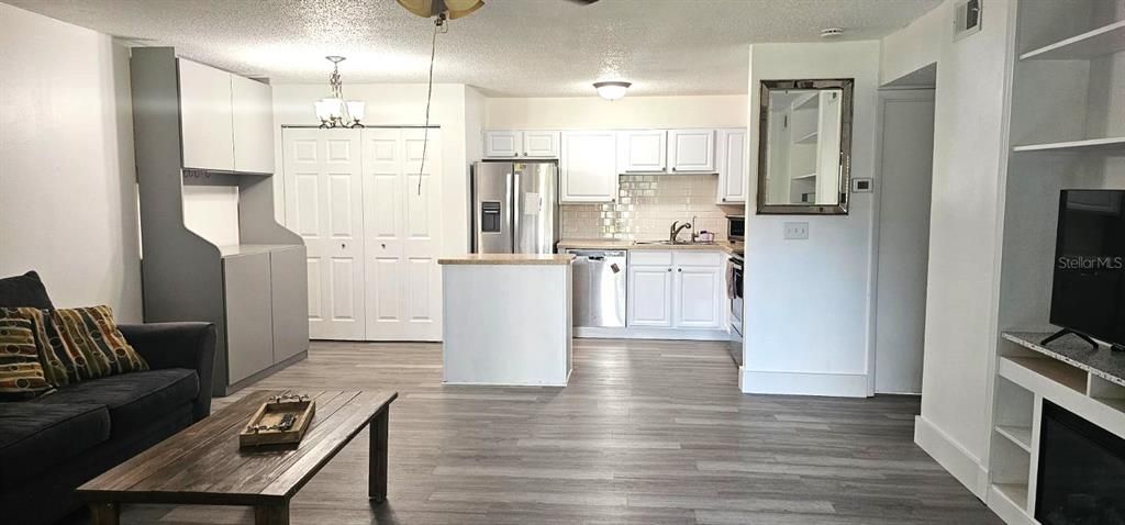 For Rent: $1,500 (2 beds, 1 baths, 867 Square Feet)