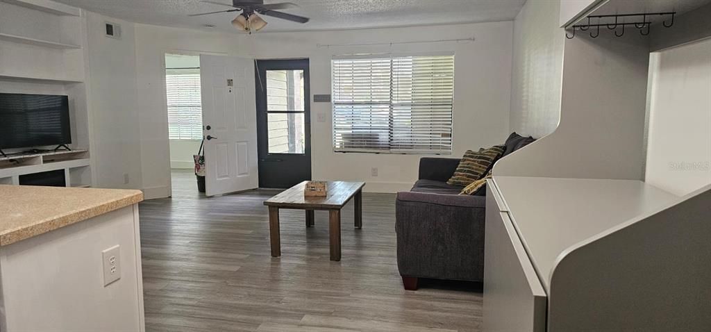For Rent: $1,500 (2 beds, 1 baths, 867 Square Feet)