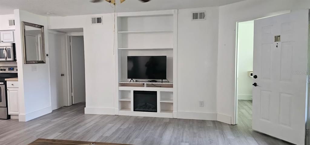 For Rent: $1,500 (2 beds, 1 baths, 867 Square Feet)