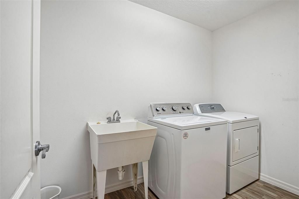 For Sale: $365,000 (3 beds, 2 baths, 1578 Square Feet)