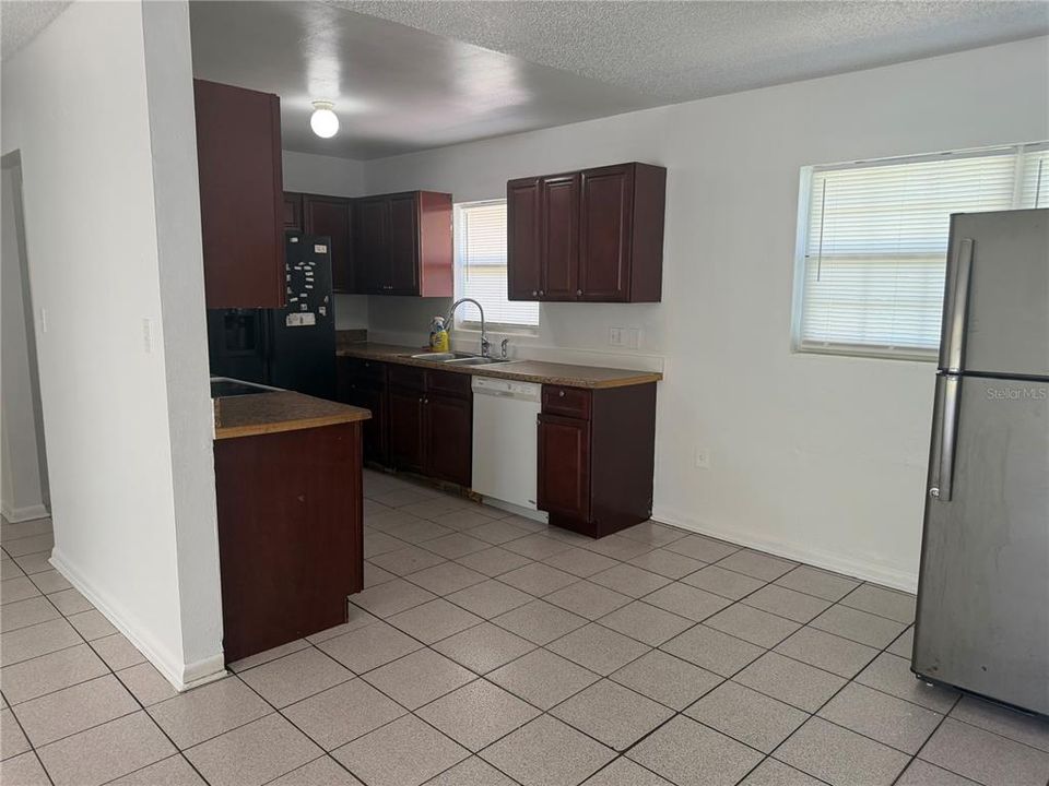 For Rent: $1,900 (3 beds, 2 baths, 1388 Square Feet)