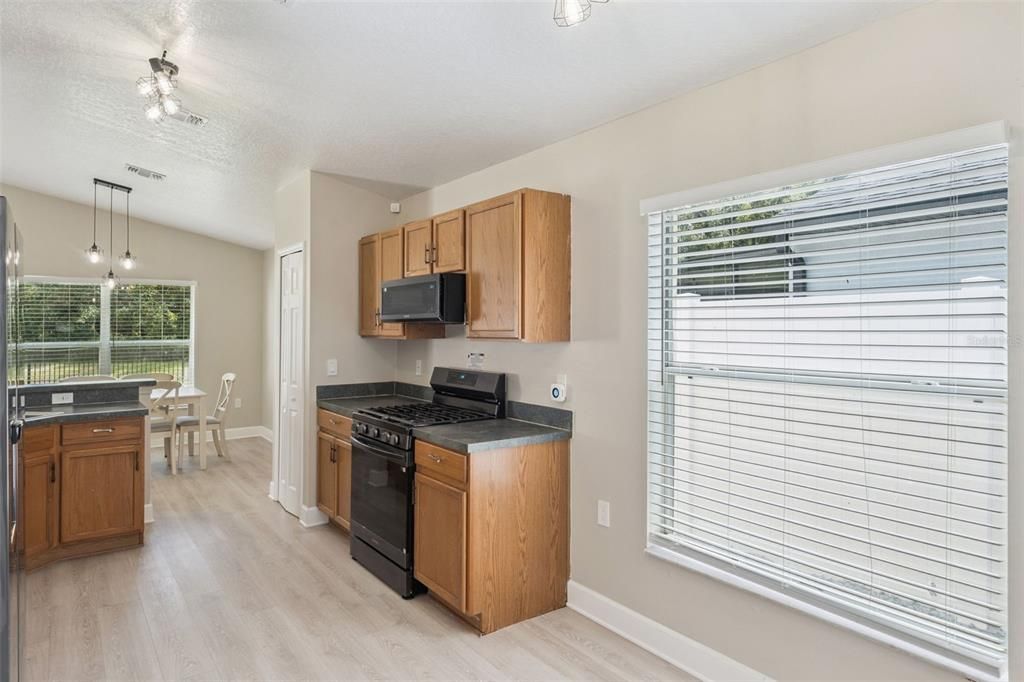 For Sale: $379,900 (3 beds, 2 baths, 1253 Square Feet)