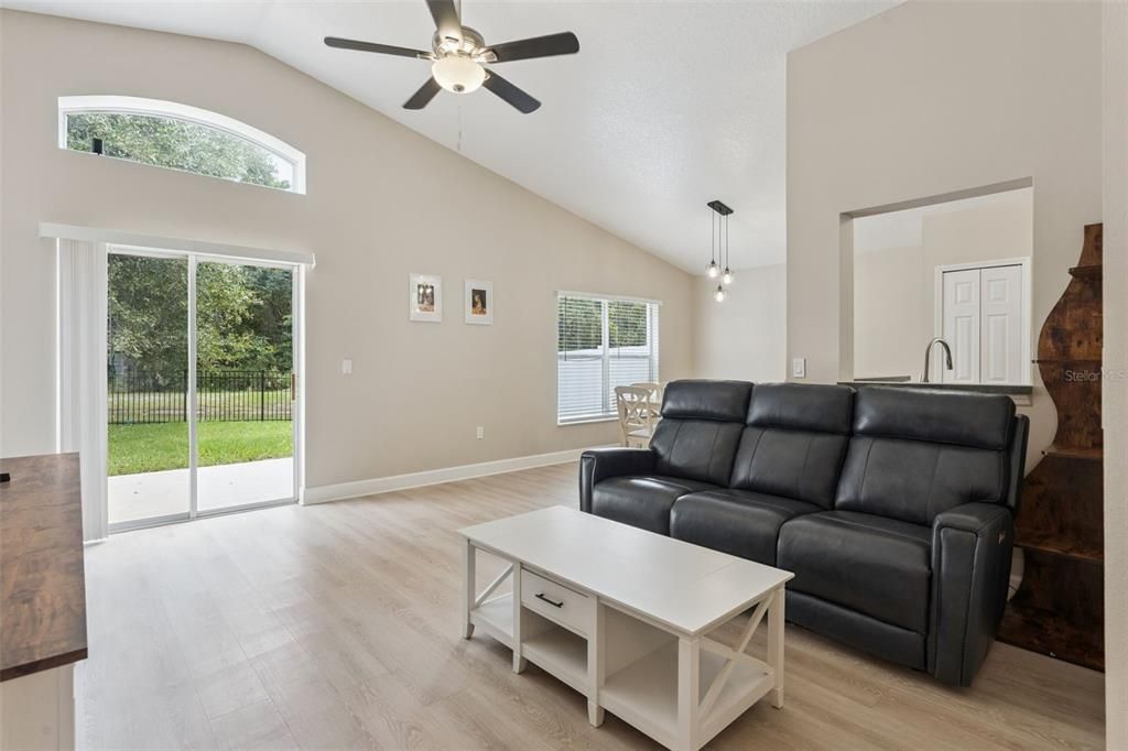 For Sale: $379,900 (3 beds, 2 baths, 1253 Square Feet)