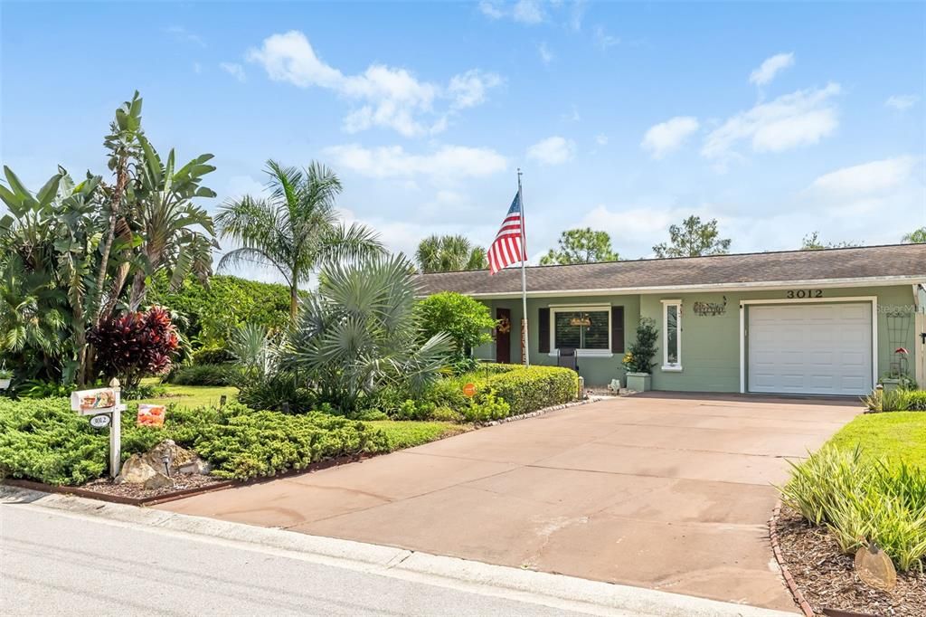 For Sale: $650,000 (3 beds, 3 baths, 1953 Square Feet)