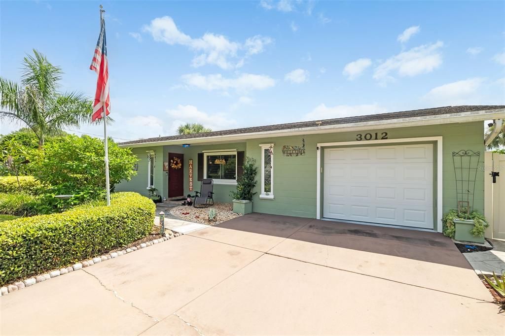 For Sale: $650,000 (3 beds, 3 baths, 1953 Square Feet)