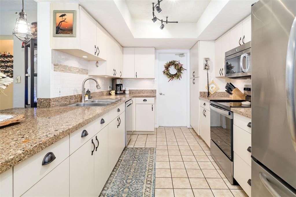 For Sale: $650,000 (3 beds, 3 baths, 1953 Square Feet)