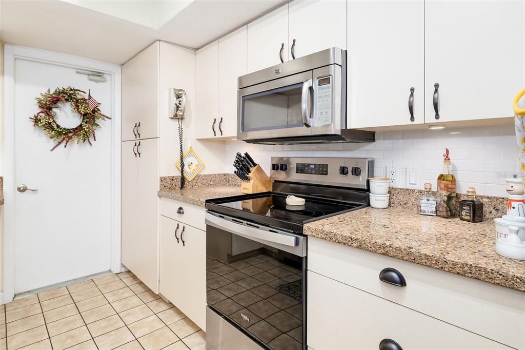 For Sale: $650,000 (3 beds, 3 baths, 1953 Square Feet)