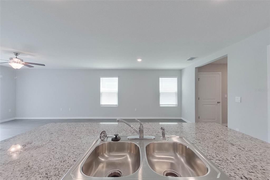 For Rent: $2,445 (5 beds, 3 baths, 2370 Square Feet)