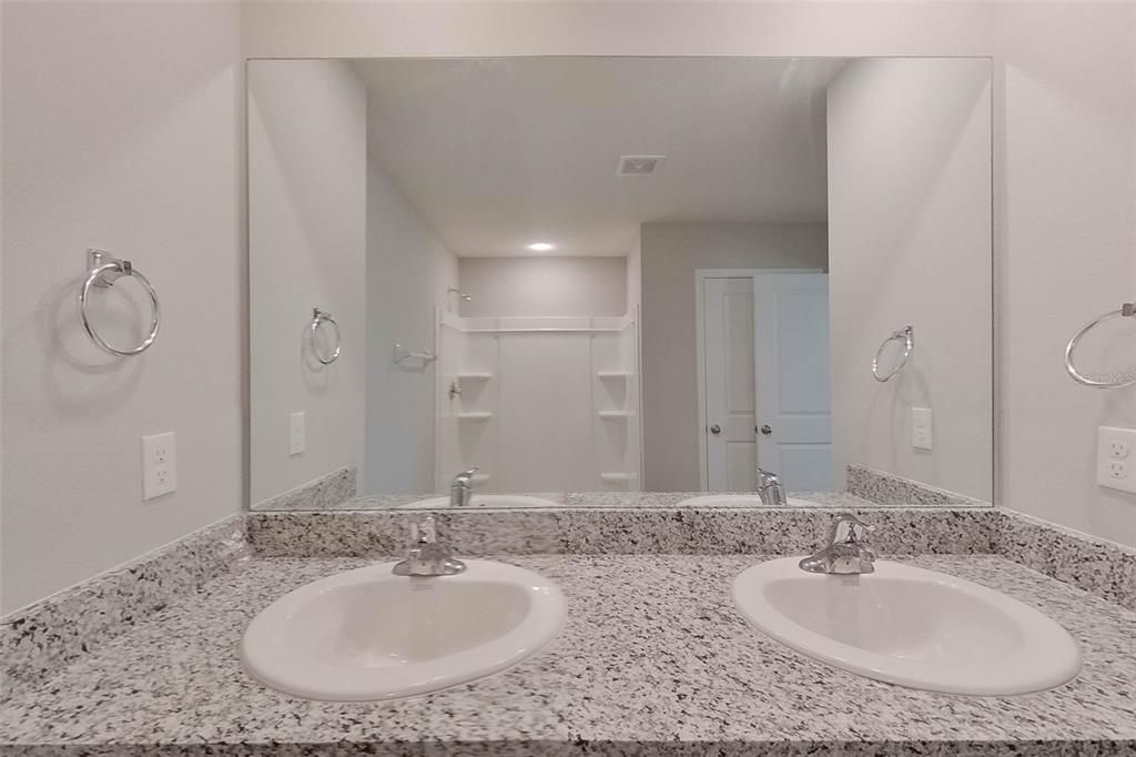 For Rent: $2,445 (5 beds, 3 baths, 2370 Square Feet)