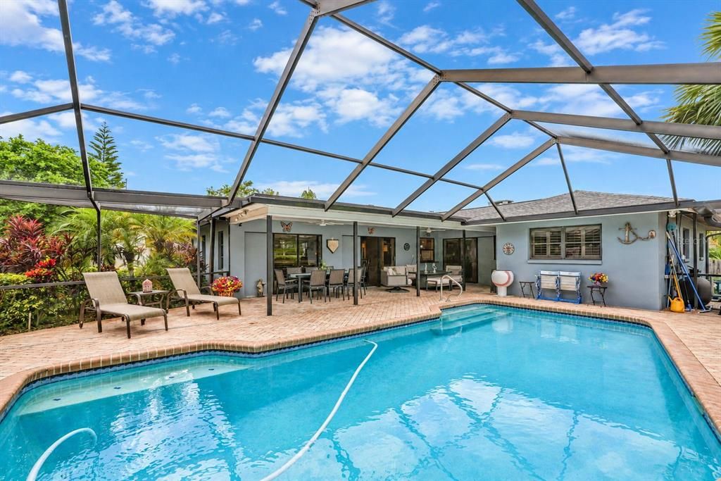 En Venta: $799,000 (3 camas, 2 baños, 1951 Pies cuadrados)