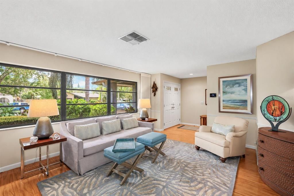En Venta: $799,000 (3 camas, 2 baños, 1951 Pies cuadrados)