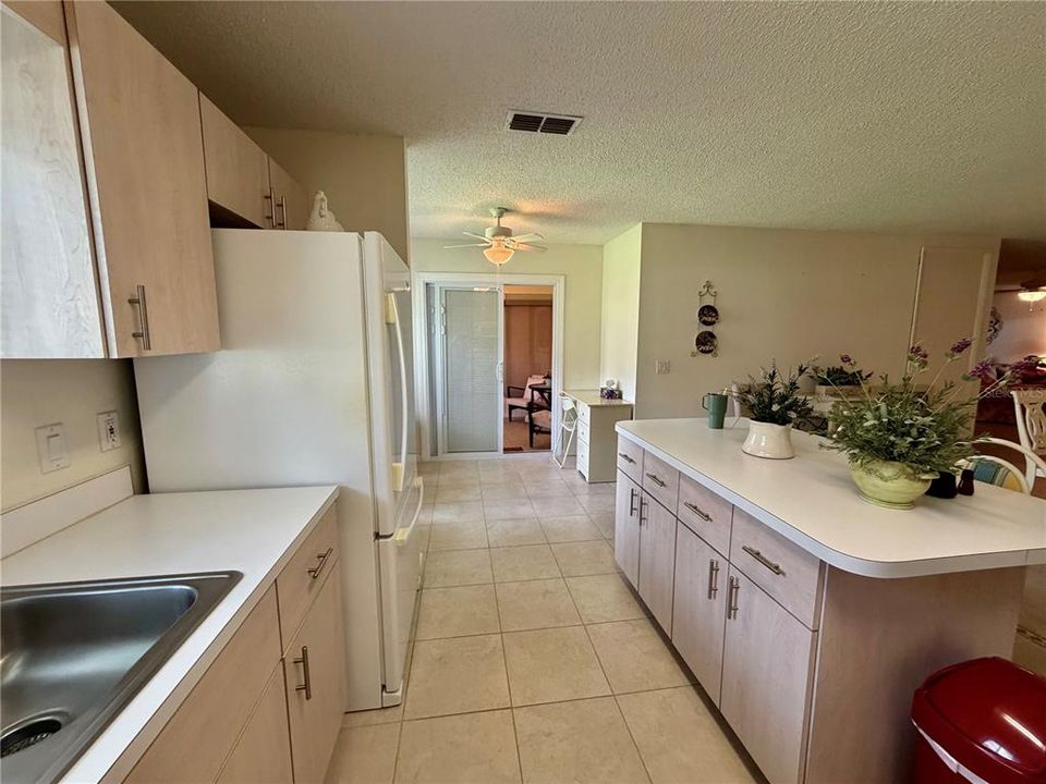 For Sale: $144,900 (2 beds, 2 baths, 1427 Square Feet)