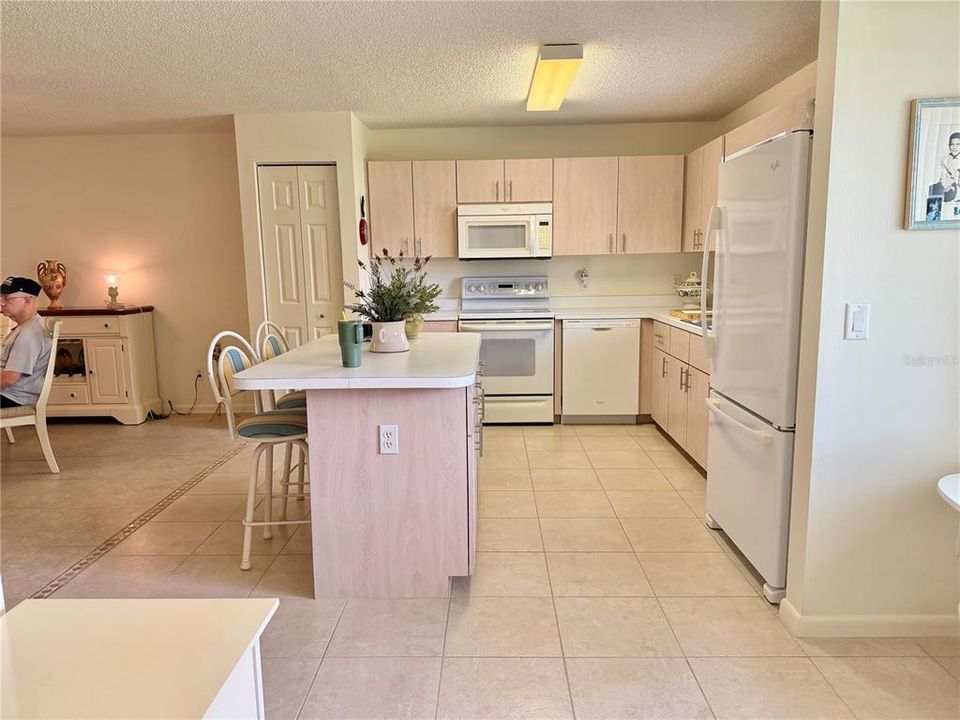 For Sale: $144,900 (2 beds, 2 baths, 1427 Square Feet)