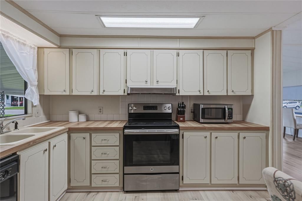 For Sale: $168,000 (2 beds, 2 baths, 1296 Square Feet)
