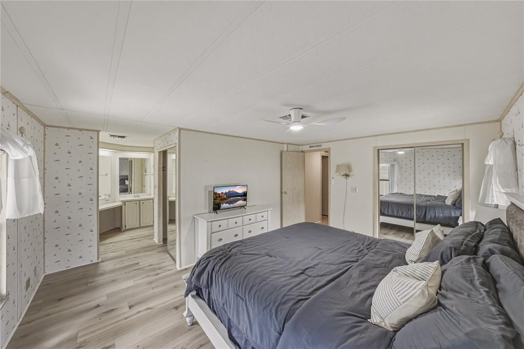 For Sale: $168,000 (2 beds, 2 baths, 1296 Square Feet)