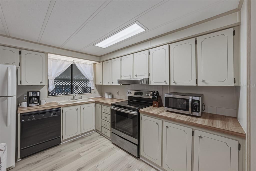 For Sale: $168,000 (2 beds, 2 baths, 1296 Square Feet)