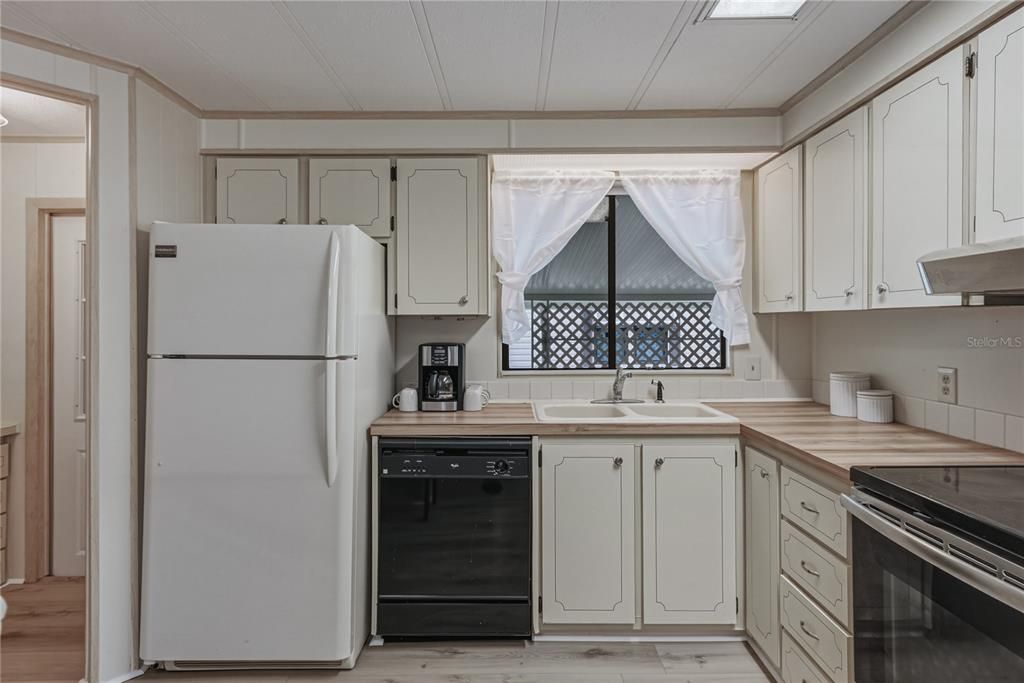 For Sale: $168,000 (2 beds, 2 baths, 1296 Square Feet)