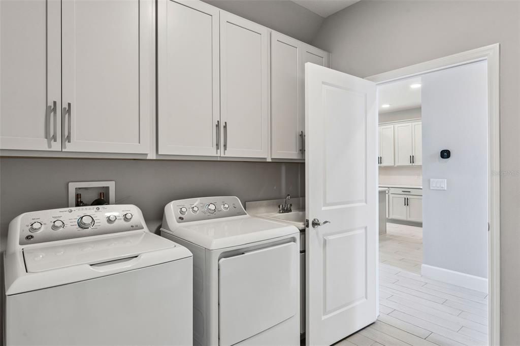 For Sale: $695,000 (5 beds, 4 baths, 3556 Square Feet)