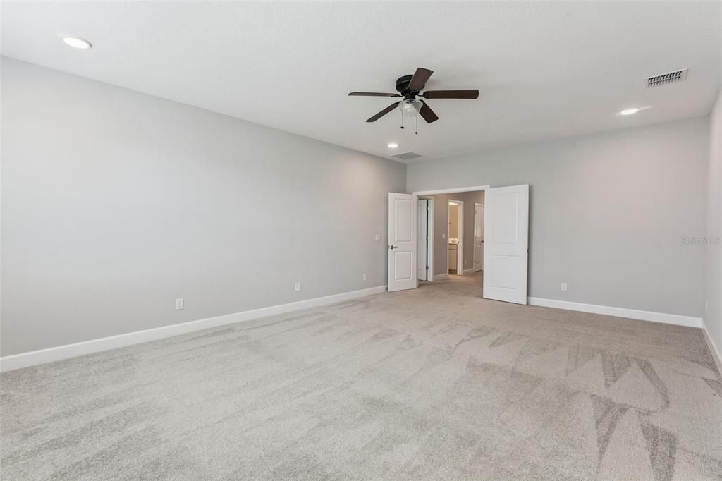 For Sale: $695,000 (5 beds, 4 baths, 3556 Square Feet)