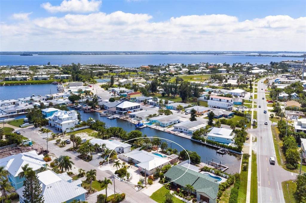 For Sale: $1,395,000 (3 beds, 3 baths, 1627 Square Feet)