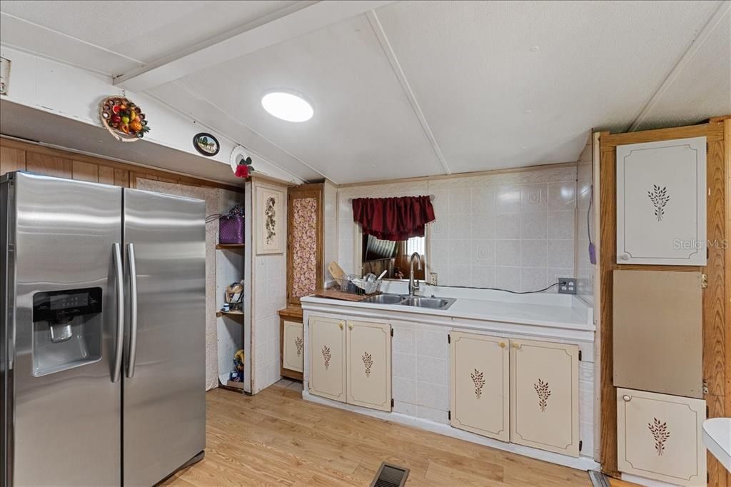 For Sale: $174,500 (5 beds, 2 baths, 1747 Square Feet)