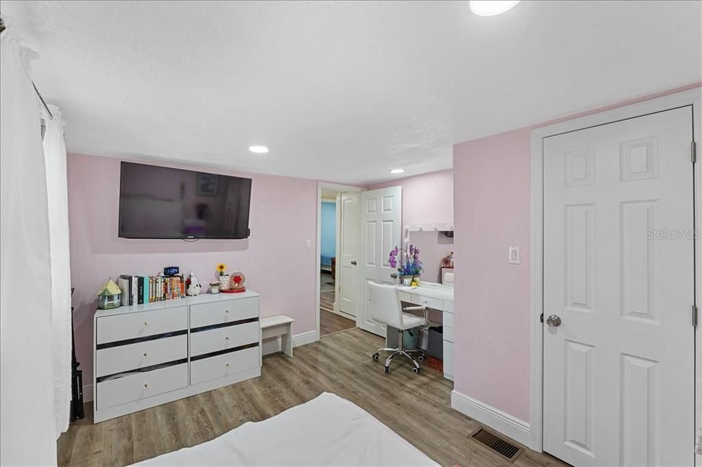 For Sale: $174,500 (5 beds, 2 baths, 1747 Square Feet)