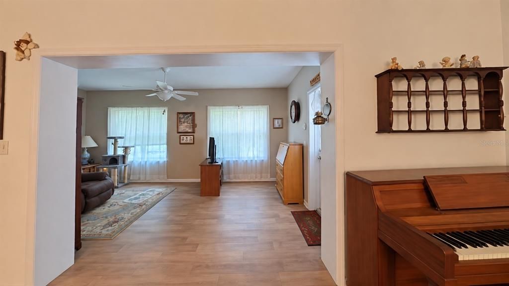 Под контрактом: $295,000 (3 спален, 2 ванн, 1905 Квадратных фут)