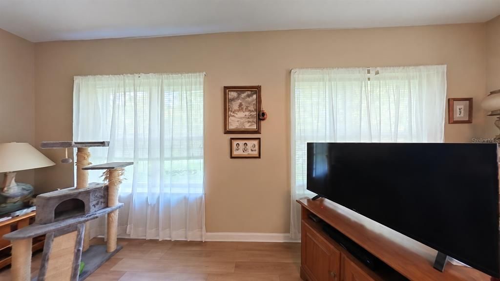 Под контрактом: $295,000 (3 спален, 2 ванн, 1905 Квадратных фут)