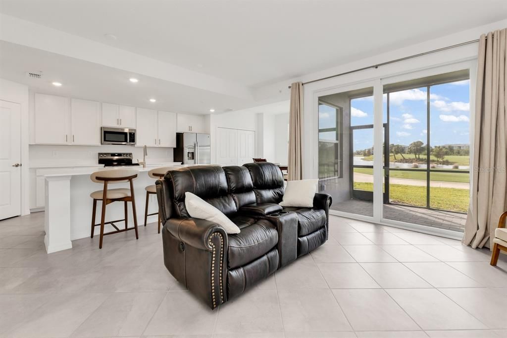 For Sale: $305,000 (2 beds, 2 baths, 1353 Square Feet)