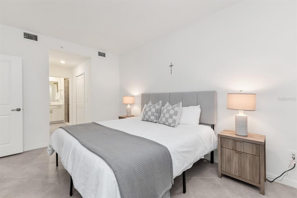 For Sale: $305,000 (2 beds, 2 baths, 1353 Square Feet)