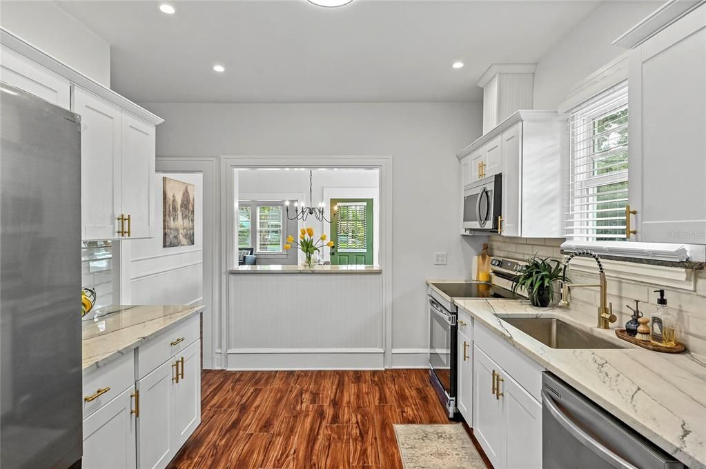 For Sale: $599,900 (3 beds, 2 baths, 1318 Square Feet)